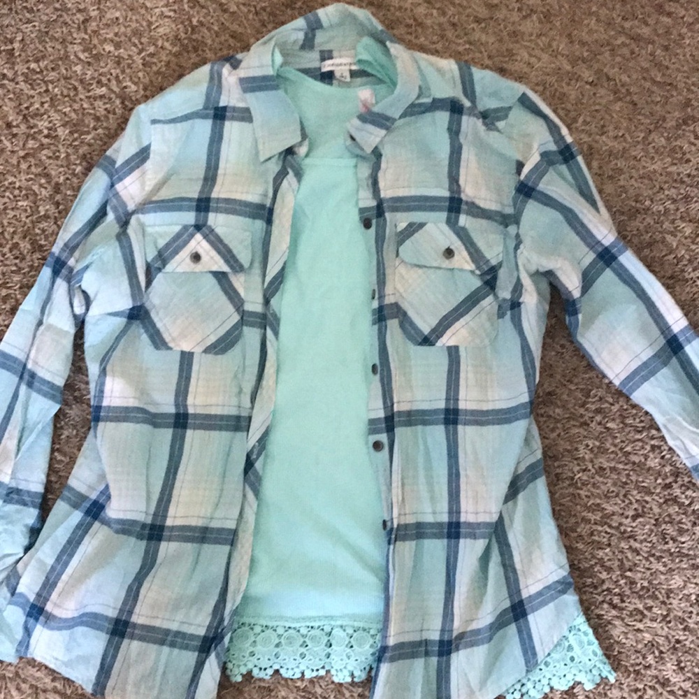 Flannel with free under shirt🌸